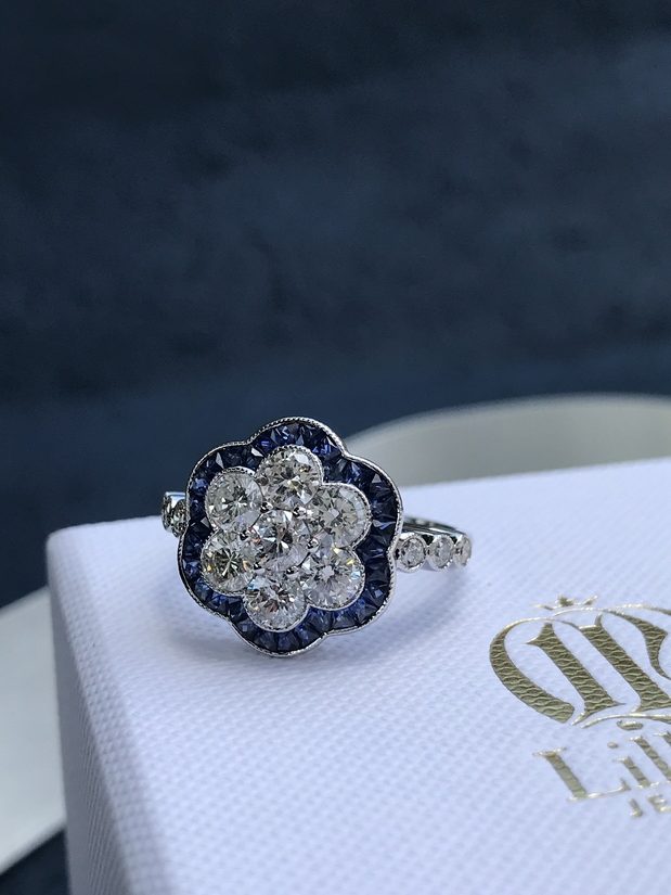 diamond-cluster-blue-sapphire-ring-art-deco-18k-white-gold-beauty Diamond Cluster and Blue Sapphire Art Deco Style Ring