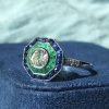round-diamond-emerald-sapphire-target-ring-art-deco-style-18k-gold-beauty-shot-side Diamond Emerald Sapphire Art Deco Style Ring Beauty