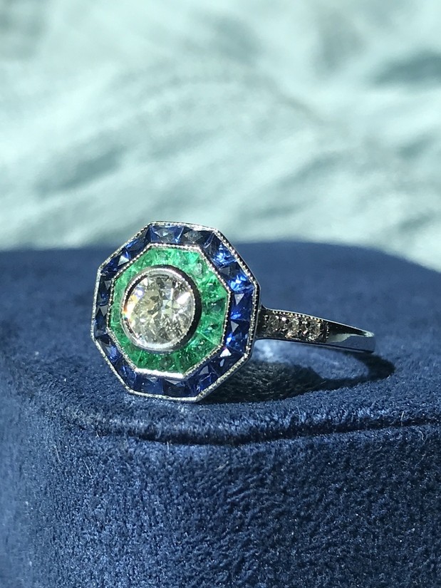 round-diamond-emerald-sapphire-target-ring-art-deco-style-18k-gold-beauty-shot-side Diamond Emerald Sapphire Art Deco Style Ring Beauty