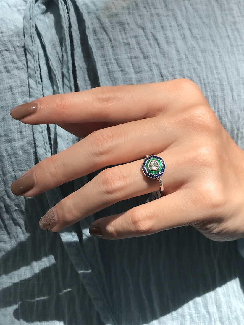 round-diamond-emerald-sapphire-target-ring-art-deco-style-18k-gold-on-body-distant Diamond Emerald Sapphire Art Deco Style Ring on Body Distant